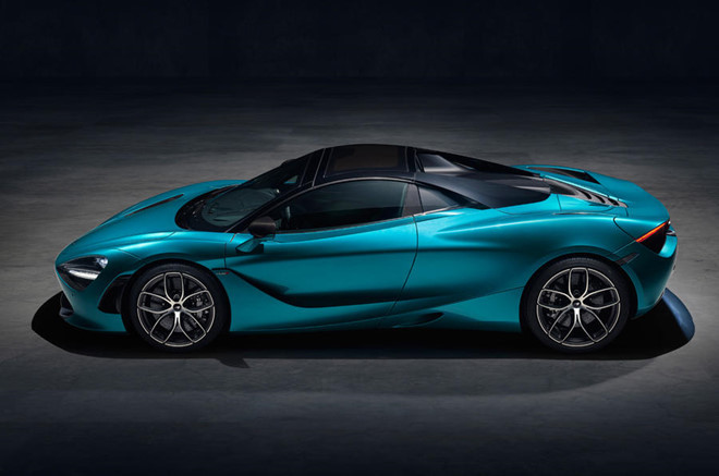 Về thiết kế, 720S Spider sẽ chia sẻ hoàn toàn phần thân với phiên bản coupe - ngoại trừ phần mui cứng bị cắt bỏ và thay thế bằng mui bạt mềm. Do phải gia cường và lắp thêm cấu trúc đóng mở mui, trọng lượng của chiếc xe được dự đoán sẽ nặng hơn một chút so với 720S coupe.