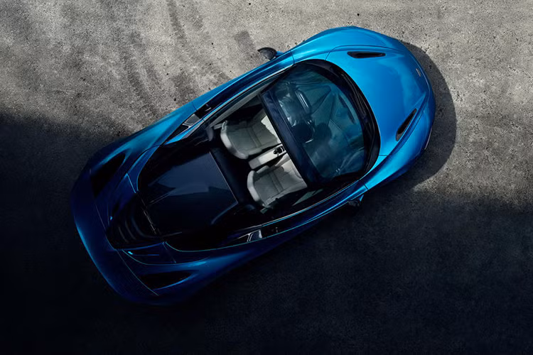 720S Spider sử dụng mui cứng chỉnh điện có thể xếp gọn ra sau, đây là nét thiết kế hoàn toàn mới so với 650S Spider trước đây. Mui được làm từ chất liệu sợi carbon nhằm duy trì nét thiết kế của bản coupe, có khả năng xếp gọn chỉ trong 11 giây, nhanh hơn 6 giây so với 650S Spider. Đóng mở ở tốc độ tối đa 50 km/h.