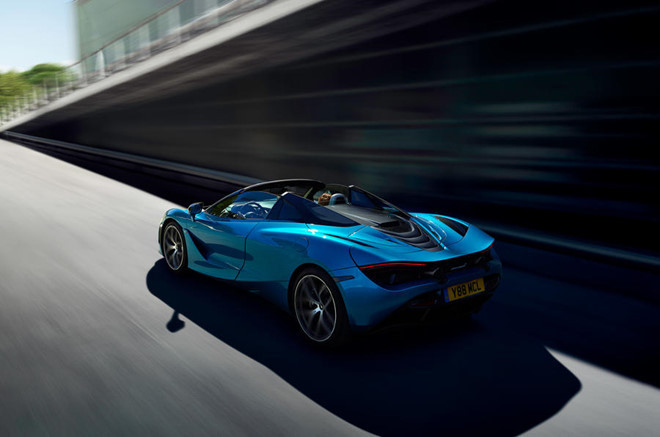 McLaren 720S Spider trang bị mâm xe đa chấu thiết kế mới, bổ sung thêm hai lựa chọn màu sắc. Giá McLaren 720S Spider khởi điểm là 315.000 USD (tương đương khoảng 7,33 tỷ đồng). Mẫu siêu xe Anh quốc này dự tính sẽ là đối thủ đáng gờm của Ferrari 488 Spider.