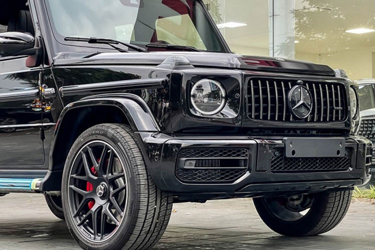 Ra mắt lần đầu tiên vào năm 1979 và trải qua 35 năm, dòng xe Mercedes G-Class vẫn một kiểu dáng thiết kế. Chính ngôn ngữ thiết kế đó đã chinh phục được không ít những tín đồ offroad. Ở thế hệ mới, xe vẫn có thiết kế vuông vức không thay đổi, phần cụm đầu nổi bật với lưới tản nhiệt, cản trước mạ crôm, hốc hút gió cỡ lớn. Cặp đèn pha bi-xenon, bên dưới là dải đèn LED ban ngày. Xi-nhan lồi trên nắp ca-pô...