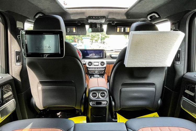 Bên trong xe còn được trang bị cửa sổ trời tại khoang lái có khả năng đóng mở điện, màn hình giải trí kích thước vừa đặt nổi tại trung tâm bảng điều khiển. Mercedes-Benz G63 AMG được trang bị ghế ngồi thể thao AMG, tích hợp Massage, sưởi và thông gió. Phanh tay cơ bọc da. Hệ thống âm thanh Harman Kardon...