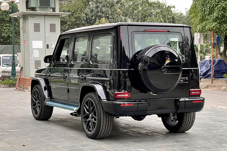 Mercedes-Benz G63 AMG sử dụng động cơ 5,5 lít V8 tăng áp kép cho công suất 544 mã, mô-men xoắn cực đại 760 Nm. Hộp số tự động 7 cấp AMG, hệ dẫn động bốn bánh 4Matic, hệ thống kiểm soát lực kéo và hệ thống khóa vi sai 3 cấp độ. Xe có thể tăng tốc từ 0 - 100 km/h trong 5,4 giây, tốc độ tối đa 210 km/h. 