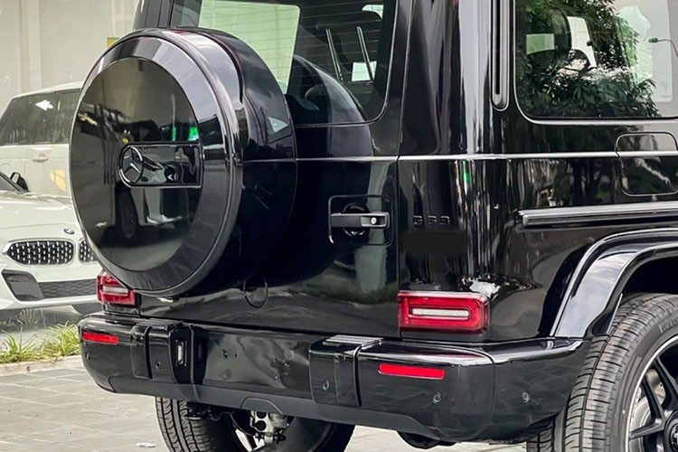 Đuôi xe với thiết kế vuông góc và kéo dài giúp cho không gian khoang hành lý cực kỳ rộng rãi, nẹp chạy ngang thân xe với logo "AMG", thẳng hàng với tay nắm cửa giúp xe nhìn chắc chắn hơn, vè bánh xe được mở rộng. Hệ thống xả thể thao AMG với 2 ống xả kép mạ chrome bên hông xe. Ngoài ra, xe còn có la-zăng 5 chấu kích thước 20 inch, lốp dự phòng gắn phía sau, bậc lên xuống kim loại gắn cố định, hệ thống ống xả kép đặt 2 bên hông xe, Logo V8 Biturbo....