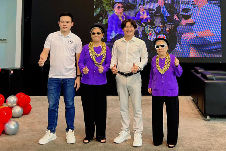 Hiện tại Mercedes-AMG G63 chính hãng tại Việt Nam đang được các đại lý ưu đãi trong tháng 9/2023 lên đến gần 535 triệu đồng. Số tiền khuyến mại này ngang giá mua mới của một chiếc sedan hạng B như Toyota Vios E CVT (528 triệu đồng). Sau khi áp dụng, giá thực tế của G63 chính hãng hạ còn khoảng 11,2 tỷ đồng.