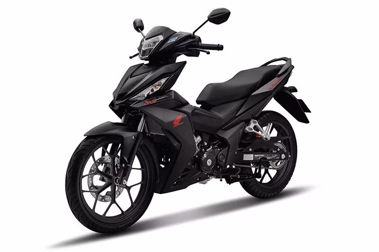 Trong khi đó, điểm nhấn của phiên bản Honda Winner 150 cao cấp đến từ màu sơn đen mờ đầy nam tính. Bên cạnh dải màu sắc mới ấn tượng của phiên bản thể thao, màu xe đen mờ sẽ là một lựa chọn mới hấp dẫn tạo nên sức hút với khách hàng. So với màu sơn đen bóng truyền thống, màu xe đen mờ đem lại cảm giác khỏe khoắn hơn.