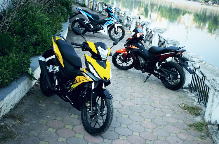 Honda Winner 150 2017 sẽ được chính thức bán ra thị trường từ ngày 13/12/2017 thông qua các cửa hàng bán xe và dịch vụ do Honda ủy nhiệm (HEAD) trên toàn quốc với giá bán 45,5 triệu đồng cho bản tiêu chuẩn (màu trắng đen, đỏ đen trắng, xanh trắng, vàng đen) và 46 triệu đồng với bản cao cấp màu đen mờ.