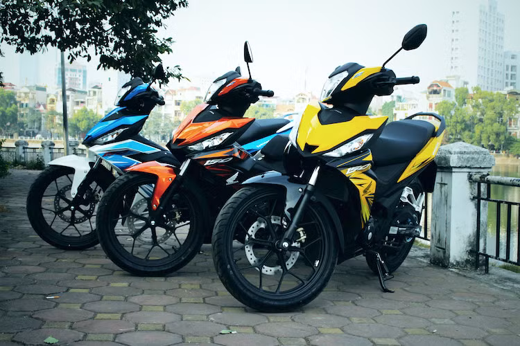 Với việc bổ sung thêm loạt màu mới cho mẫu xe côn tay của mình, hiện phiên bản thể thao của dòng xe Honda Winner 150 hiện có 5 màu gồm đỏ, trắng, vàng, cam và xanh da trời. Trong khi đó, phiên bản cao cấp của mẫu côn tay 150 phân khối vẫn giữ nguyên 2 màu xanh mờ và đen mờ cá tính.