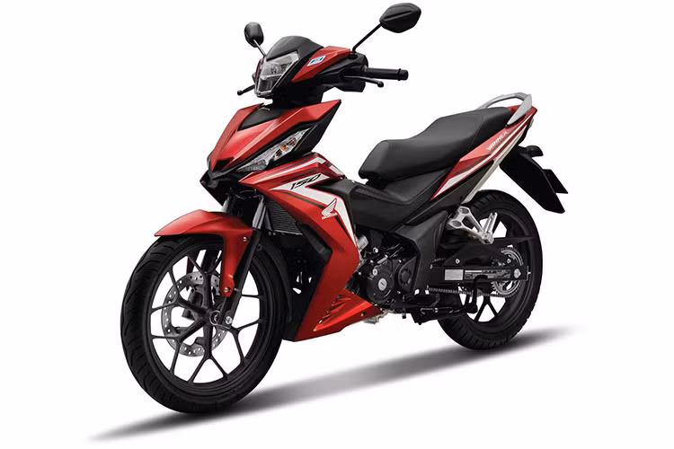 Giàn chân trước của xe được trang bị phuộc trước dạng ống lồng song song, sau dạng đơn monoshock. Cặp lốp không săm cỡ lớn với kích thước 90/80-17M 46P trước và 120/70-17M/C 58P sau. Bên cạnh đó là cặp phanh đĩa có kích thước 256 mm trước và 220 mm sau. Ổ khoá điện của xe được thiết kế dạng khoá từ với đa chế độ.