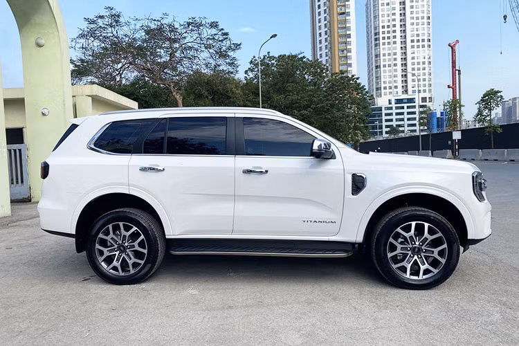 Theo thông tin từ người bán, xe cam kết không đâm đụng, không ngập nước, máy móc còn nguyên bản 100% và có văn bản chứng nhận rõ ràng. Đây là yếu tố rất quan trọng với người mua xe cũ, đặc biệt trong bối cảnh thị trường vẫn còn không ít trường hợp xe từng gặp tai nạn được “tân trang” lại để bán ra. 