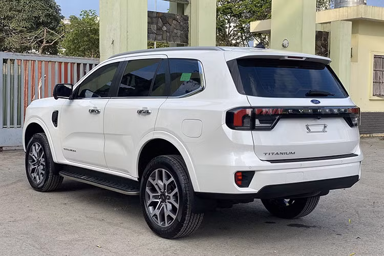 Mẫu xe SUV Ford Everest Titanium 2023 nổi bật với loạt trang bị an toàn và hỗ trợ lái hiện đại như: Hệ thống đèn Full LED. Cảm biến trước – sau. Cảnh báo va chạm và cảnh báo điểm mù. Cảnh báo phương tiện cắt ngang và cảnh báo lệch làn...