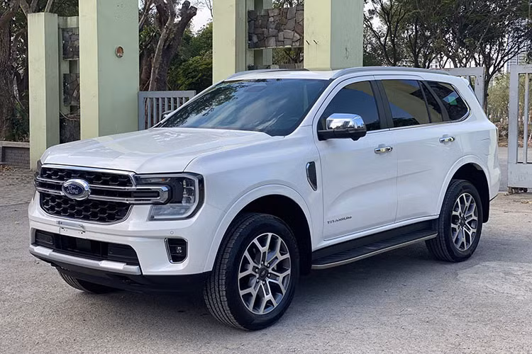 Chiếc Ford Everest Titanium đời 2023 này được chủ xe rao bán sau chưa đầy 2 năm sử dụng, với ODO khoảng 40.000 km, một con số ở mức trung bình đối với xe SUV phục vụ nhu cầu gia đình hoặc công việc.
