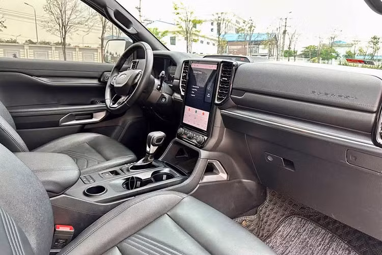 Không chỉ mạnh về công nghệ an toàn, chiếc SUV 5+2 chỗ này còn đem lại trải nghiệm tiện nghi cao với: Cửa sổ trời toàn cảnh Panorama hai khoang. Màn hình giải trí trung tâm kích thước lớn lên đến 12 inch. Ghế lái và ghế phụ chỉnh điện 8 hướng. 7 túi khí xung quanh xe, mang lại sự yên tâm tối đa cho người sử dụng.