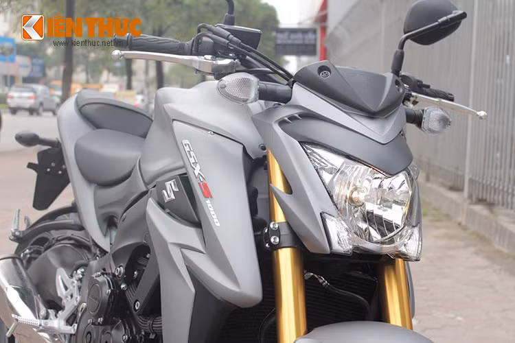 Mẫu naked bike mới của Suzuki với màu sơn đen xám mờ hiện đang rất thu hút giới trẻ hiện nay, xe sở hữu thiết kế góc cạnh đậm chất dường phố streetfighter.