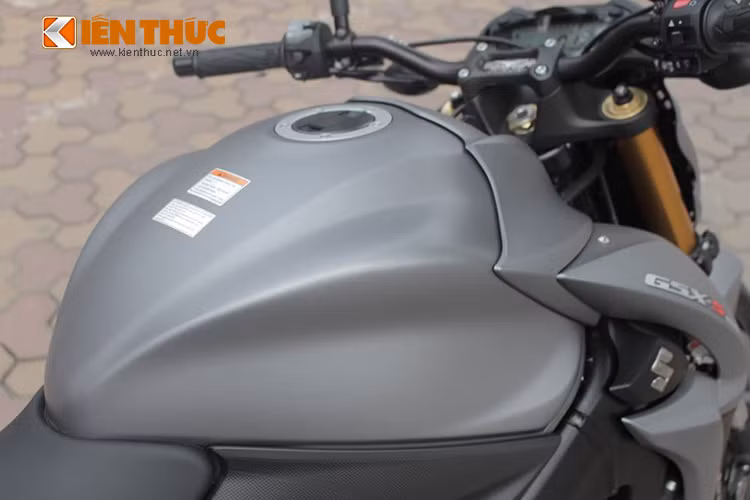 Hai bên sườn xe được thiết kế yếm gió 2 bên hình chữ R cách điệu, bình xăng nhô cao, dung tích 17 lít và được lấy cảm hứng từ chữ Z cách điệu.