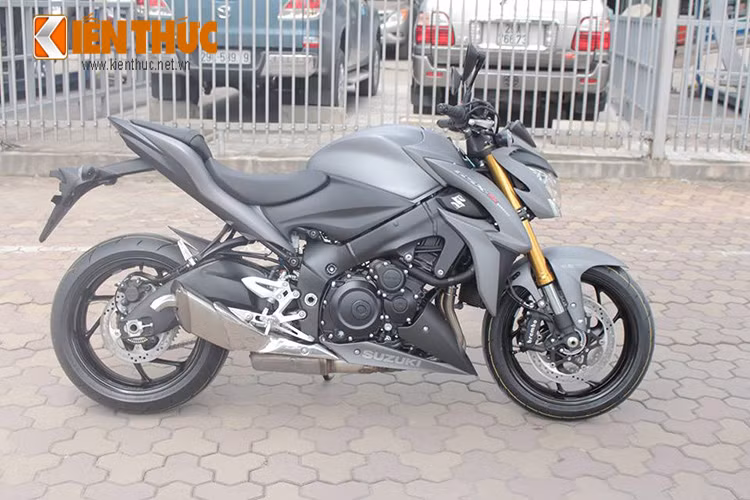 Vừa xuất hiện tại một đại lý môtô PKL tại Hà Nội, mẫu naked bike Suzuki GSX-S1000 2015 với ngoại hình hầm hố, mang đậm phong cách streetfighter Nhật Bản.