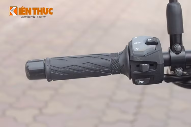 Các nút điều khiển cơ bản bên trái như còi, xi nhan, đèn báo vượt, chức năng tuỳ chọn chế độ...