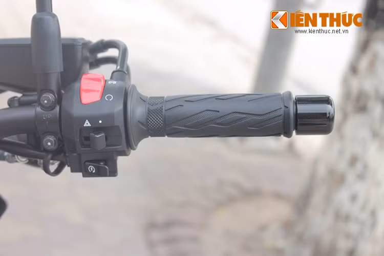 Trong khi bên phải gồm công tắc điện, đề khởi động, đèn báo ưu tiên.