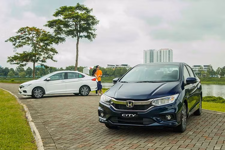 Sau mức giảm đến 9 triệu đồng từ ngày 1/1/2018, giá xe Honda City còn từ 559 triệu đồng. Phiên bản City TOP cao cấp nhất có giá 599 triệu đồng. Các đại lý Honda tại Hà Nội cho biết, hiện mức giá mới Honda áp dụng là do thuế tiêu thụ đặc biệt giảm từ 40% còn 35% cho động cơ dưới 1,5 lít.
