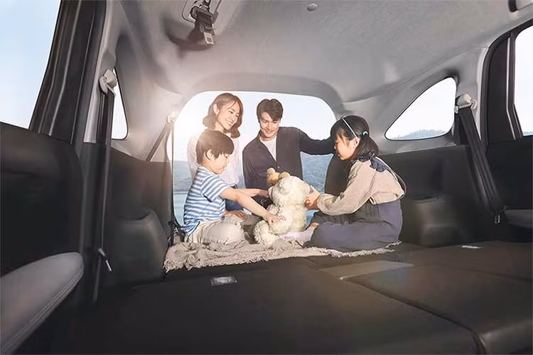 Khoang hành khách Toyota Veloz Cross rộng rãi với khoảng cách giữa hàng ghế một và hai lên đến 980mm, hàng ghế thứ hai có tựa tay mang lại cảm giác thoải mái và thư giãn. Trang bị an toàn không thay đổi, vẫn có thêm tính năng an toàn chủ động Toyota Safety Sense.