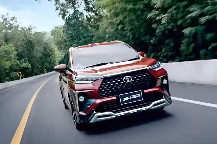 Tại thị trường Thái Lan, mức giá xe Toyota Veloz X-Urban 2023 bán ra là 914.900 baht, tương đương 626 triệu đồng. Đáng chú ý, phiên bản X-Urban của Toyota Veloz này mang dáng dấp SUV nhiều hơn so với các phiên bản hiện hành đang bán ra.