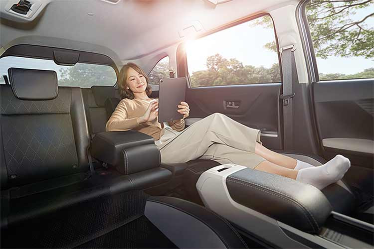 Ngoài ra, xe vẫn được trang bị màn hình giải trí 9 inch có kết nối Apple CarPlay/Android Auto, phanh tay điện tử tích hợp giữ phanh tự động, cảnh báo chệch làn đường và camera toàn cảnh.