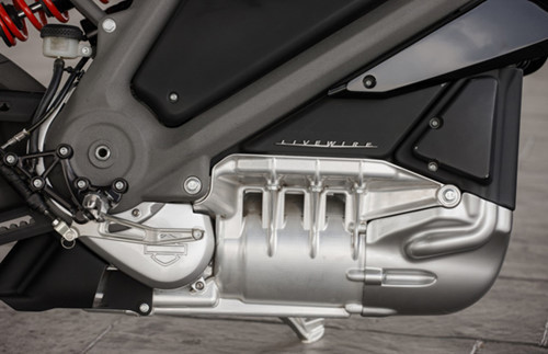 Chiếc xe gần như không có âm thanh khi di chuyển dưới 40km/h nhưng khi bạn chạy nhanh hơn nó sẽ xuất hiện tiếng hú đầy phấn khích như một bản nhạc Rock mạnh mẽ nhờ được tạo ra từ hộp số "Bevel Gear".