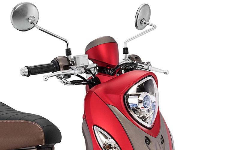 Về ngoại hình, Yamaha Fino 125 2019 sở hữu màu mới đi kèm kích thước dài, rộng, cao lần lượt là 1.870 x 700 x 1.066 mm với phần đầu có thiết kế thời trang, đèn pha full LED giúp tăng cường ánh sáng tốt khi đi đêm.