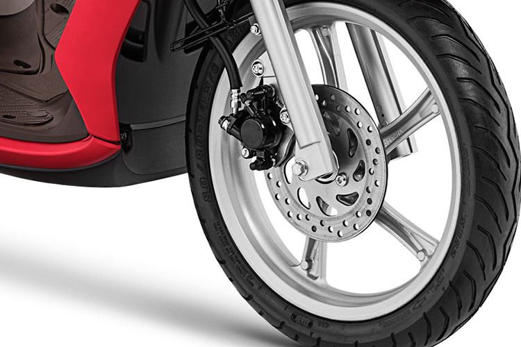 Xe sử dụng mâm đúc 5 cánh giống nhiều mẫu xe tay ga Yamaha. Xe được trang bị phuộc trước và sau dạng đôi (trươc thuỷ lực, sau dạng ống lồng). Phanh đĩa trước và phanh sau của xe dạng tang trống.