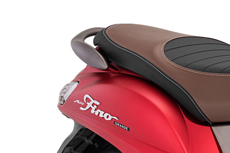 Bên cạnh ổ khóa đa năng với đèn soi sáng kiêm mở yên, Fino Grande còn có 2 tính năng mới chìa khóa AKS và khởi động/tắt SSS. Tính năng này trước đó được áp dụng cho các mẫu xe M3 và All New Mio Soul GT.