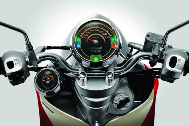 Đồng hồ kiểu tròn cổ điển, hiển thị dạng Analog với các tính năng đặc trưng như vận tốc di chuyển, tín hiệu... cùng với một đồng hồ báo xăng Mini dạng tròn đặt ở vị trí gần cùm công tắc trái của tay lái.