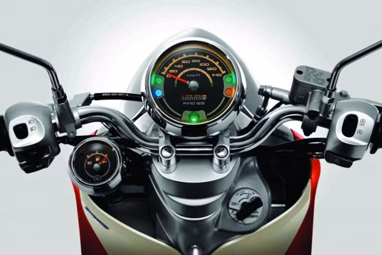 Đồng hồ kiểu tròn cổ điển, hiển thị dạng Analog với các tính năng đặc trưng như vận tốc di chuyển, tín hiệu... cùng với một đồng hồ báo xăng Mini dạng tròn đặt ở vị trí gần cùm công tắc trái của tay lái.