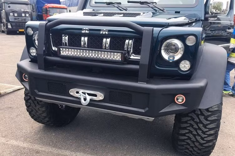 Có vẻ như kết hợp "nhấn nhá" giữa thiết kế xe Mercedes-Benz và Jeep là phương châm của Beijing Auto thuộc hãng mẹ BAIC. Ngoài BJ80 6x6, hai mẫu xe khác của hãng này là BJ40L Plus và BJ80 Everest. Việc Beijing Auto mượn thiết kế xe Mercedes-Benz cũng không lạ vì hai hãng này là đối tác của nhau tại Trung Quốc.