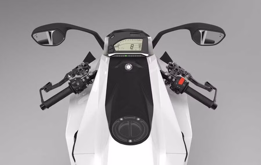 Molot được trang bị loại động cơ chuyên dụng trên các mẫu mô tô super bike, là loại động cơ 4 kì, 4 xylanh thẳng hàng, dung tích 999,8cc, làm mát bằng dung dịch, do Chak Motor nghiên cứu và chế tạo.