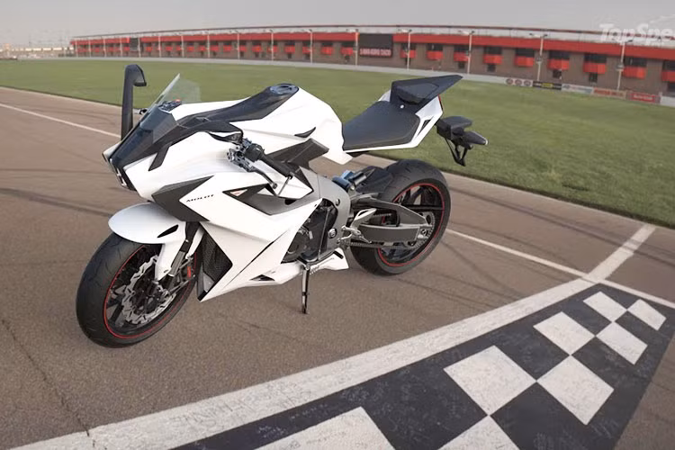 Molot còn được trang bị 2 camera độ phân giải HD ở đầu và đuôi xe cùng con quay hồi chuyển giúp nhận định bất cứ thay đổi nào về trọng tâm hay rung động bất thường, từ đó đưa ra thuật toán ổn định cho tất cả hệ thống điện tử trên xe như hệ thống treo, hệ thống phanh và cả động cơ.