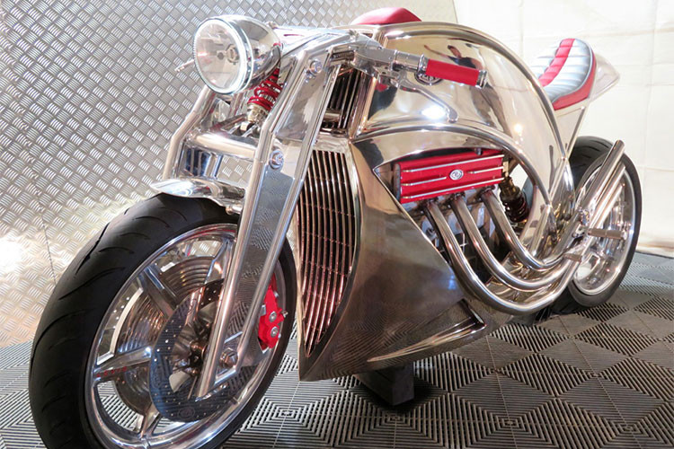 Levis, cái tên này chẳng quan hệ gì với thương hiệu thời trang thời trang Levi’s, mà đây chính là Levis Motorcycles tới từ Anh – một thương hiệu môtô đã từng rất nổi tiếng vào đầu Thế kỷ XX. Hãng này đã vừa hoàn thiện chiếc siêu môtô Levis V6 Cafe Racer thủ công cực chất.