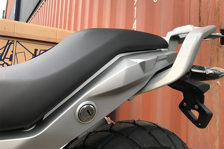 Xe có yên cao 835 mm và trọng lượng 169,5 kg. Những trang thiết bị tùy chọn của BMW G310GS phiên bản mới bao gồm thùng đựng đồ 30 lít phía sau. Hệ thống treo của mẫu xe môtô BMW cỡ nhỏ này bao gồm phuộc hành trình ngược 41 mm phía trước, không tùy chỉnh và giảm xóc đơn tùy chỉnh theo tải nối với tay đòn dài bằng nhôm.