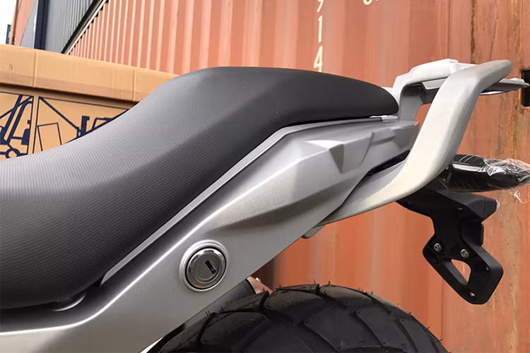 Xe có yên cao 835 mm và trọng lượng 169,5 kg. Những trang thiết bị tùy chọn của BMW G310GS phiên bản mới bao gồm thùng đựng đồ 30 lít phía sau. Hệ thống treo của mẫu xe môtô BMW cỡ nhỏ này bao gồm phuộc hành trình ngược 41 mm phía trước, không tùy chỉnh và giảm xóc đơn tùy chỉnh theo tải nối với tay đòn dài bằng nhôm.