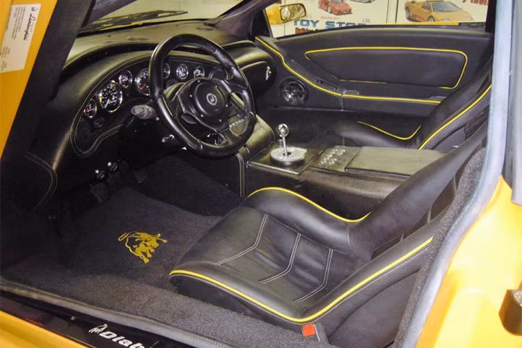 "Điểm chết" của siêu xe Lamborghini "nhái" này chính là việc trang bị động cơ Corvette V8, 4 xi-lanh, sản sinh công suất 300 mã lực thay vì loại động cơ V12, dung tích 6.0 lít như Lamborghini Diablo "xịn".