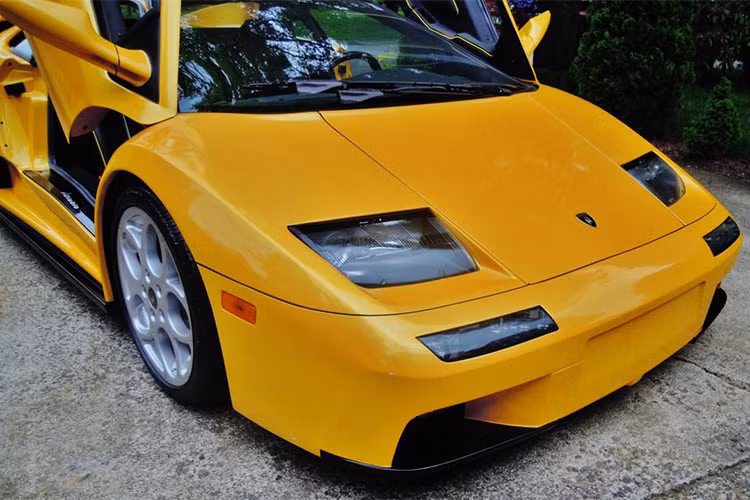 Nếu chỉ nhìn lướt qua, rất khó có ai nhận ra đây là một "bản sao" của mẫu Lamborghini Diablo. Bản độ này khá kỳ công và giống hệt như xe thể thao thương mại đình đám một thời của hãng siêu xe Lamborghini tại Ý.