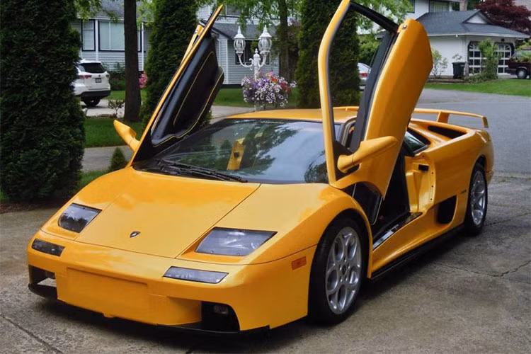 Trên thị trường, một chiếc Lamborghini Diablo sẽ có giá không dưới 200.000 USD (tương đương 4,6 tỷ đồng). Chính vì điều đó mà thông tin rao bán siêu xe Lamborghini Diablo đời 2001 chỉ với mức giá 80.000 USD (khoảng 1,84 tỷ đồng) đã gây ngạc nhiên cho giới mê xe.