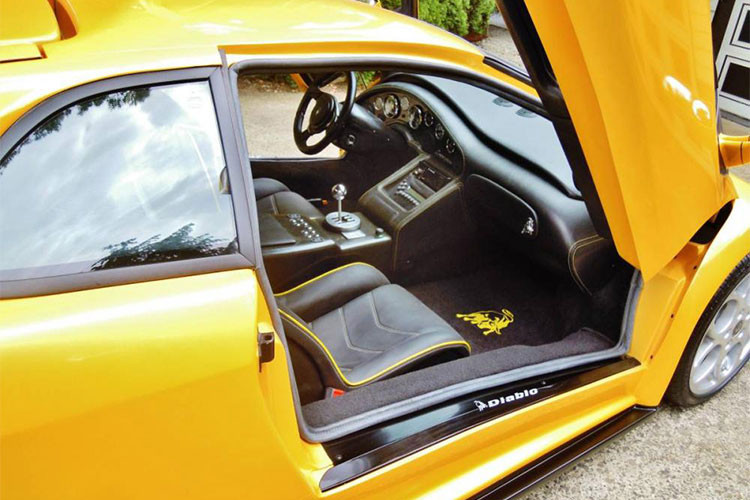 Chiếc Lamborghini Diablo hàng nhái này cũng được chủ nhân của nó trang bị thêm hộp số sàn 5 cấp của Porsche G50, khung ống đầy đủ, phanh Corvette, bánh xe 18 inch như Diablo "xịn", cửa sổ điện, tay lái trợ lực và bộ cửa cắt kéo đặc trưng của dòng siêu xe Diablo. 