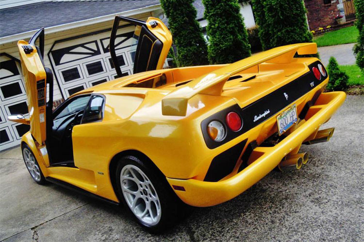 Bí mật đằng sau mức giá bèo đáng kinh ngạc của chiếc Lamborghini Diablo đời 2001 mang ngoại thất màu vàng chính là siêu xe này thuộc hàng nhái. Tuy nhiên, nhìn ở ngoại thất và bên trong khoang lái rất khó phân biệt đây là một "bản sao" của Lamborghini Diablo.
