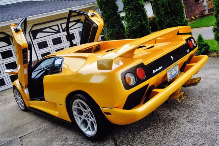 Bí mật đằng sau mức giá bèo đáng kinh ngạc của chiếc Lamborghini Diablo đời 2001 mang ngoại thất màu vàng chính là siêu xe này thuộc hàng nhái. Tuy nhiên, nhìn ở ngoại thất và bên trong khoang lái rất khó phân biệt đây là một "bản sao" của Lamborghini Diablo.
