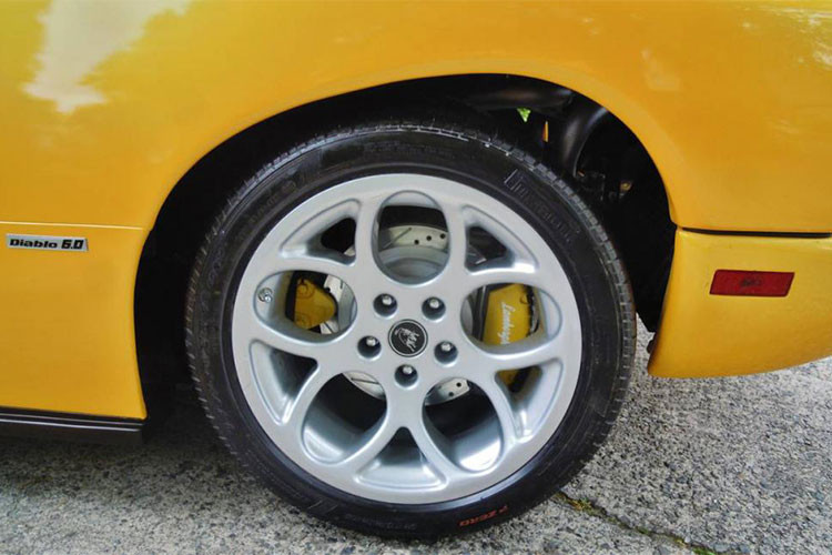Nội thất bọc da màu đen với điểm nhấn là các sọc màu vàng. Logo "bò mộng" màu vàng và dòng chữ Diablo trên bậc cửa. Xe cũng được trang bị bộ mâm 18 inch đúng của xe Lamborghini Diablo, kẹp phanh Corvette.