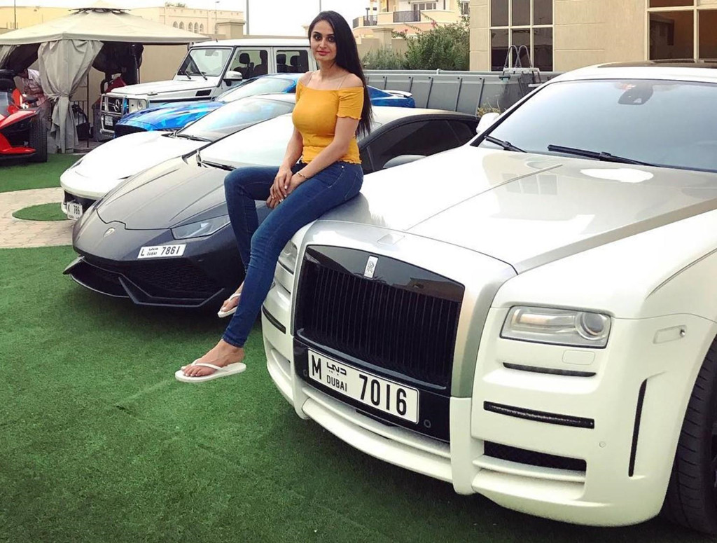 Dubai (UAE) là một trong những thành phố nổi tiếng về sự giàu có và xa hoa. Siêu xe cũng là thú chơi không thể thiếu của các "rich kid" tại đây và Lana Rose là một nữ dân chơi siêu xe hiếm hoi tại Dubai.