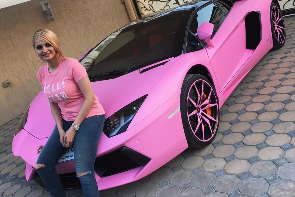 Một trong những chiếc siêu xe đầu tiên của Lana - chiếc Lamborghini Aventador - cũng được phủ màu hồng nổi bật.