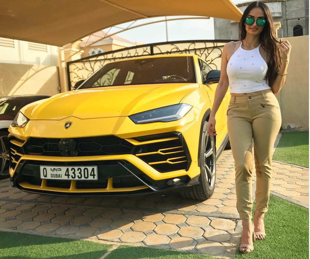 Lamborghini Urus - chiếc SUV nhanh nhất thế giới - vừa được bổ sung vào bộ sưu tập của họa sĩ tranh sơn dầu này.