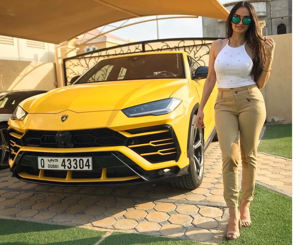 Lamborghini Urus - chiếc SUV nhanh nhất thế giới - vừa được bổ sung vào bộ sưu tập của họa sĩ tranh sơn dầu này.