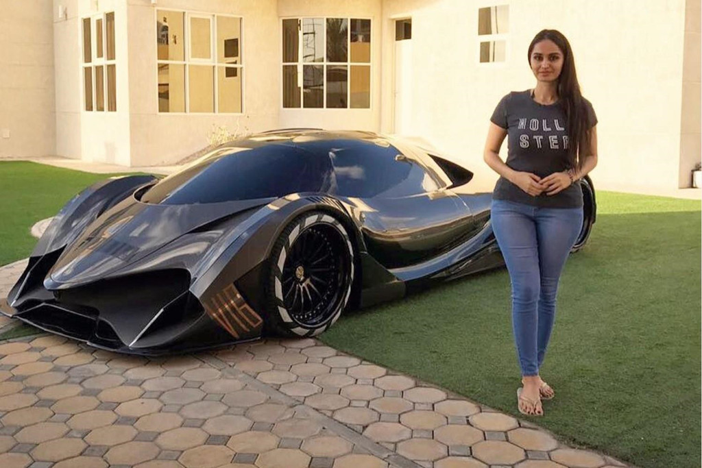 Lana bên cạnh siêu xe Devel Sixteen mạnh nhất thế giới. Siêu xe của Dubai được trang bị khối động cơ V16, 4 bộ tăng áp, dung tích 12.3L, đạt công suất 5.007 mã lực. Theo công bố của hãng, siêu xe này có thể chạm mốc vận tốc 500 km/h.