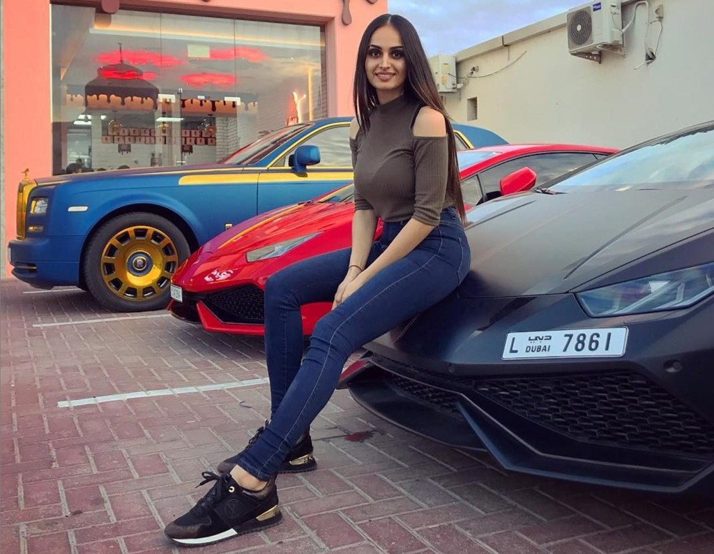 Nếu chỉ nhắc đến tên Lana Rose, nhiều người sẽ không biết cô là ai. Cô nàng là chị gái của Mohamed Beiraghdary - vlogger nổi tiếng với những màn vác cả bao tiền đi mua siêu xe. Cô cũng có quan hệ thân thiết với "Money Kicks" - người lọt top triệu phú trẻ nhất thế giới khi chỉ mới 15 tuổi.